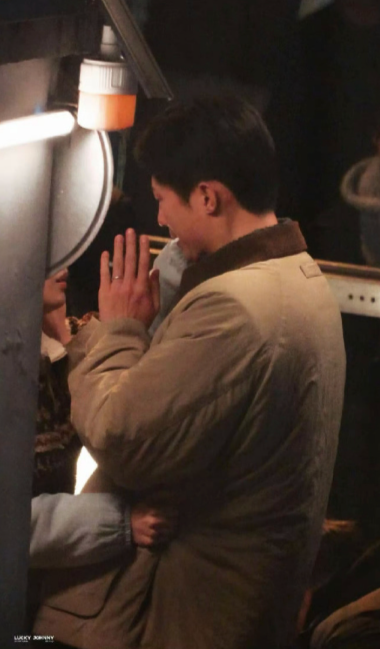 他演的隐忍哽咽、无声落泪，每滴泪都精准戳中神经。黄景瑜的眼泪，是观众共情的开关，