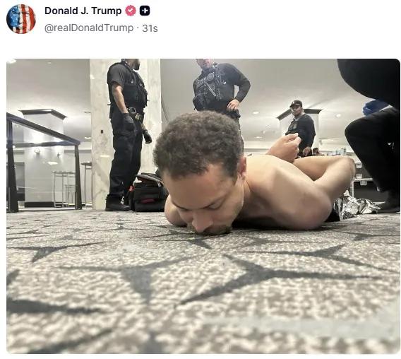 懂王在“真实社交”上发布了一张在白宫记者协会晚宴开枪之后被美国特勤局拘留的枪手照