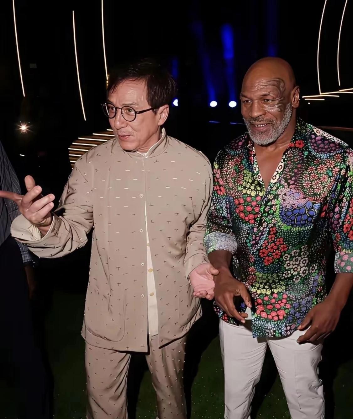 成龙和泰森站一块儿，身高差居然没想象中那么大。照片里俩人肩并肩，泰森一米七八