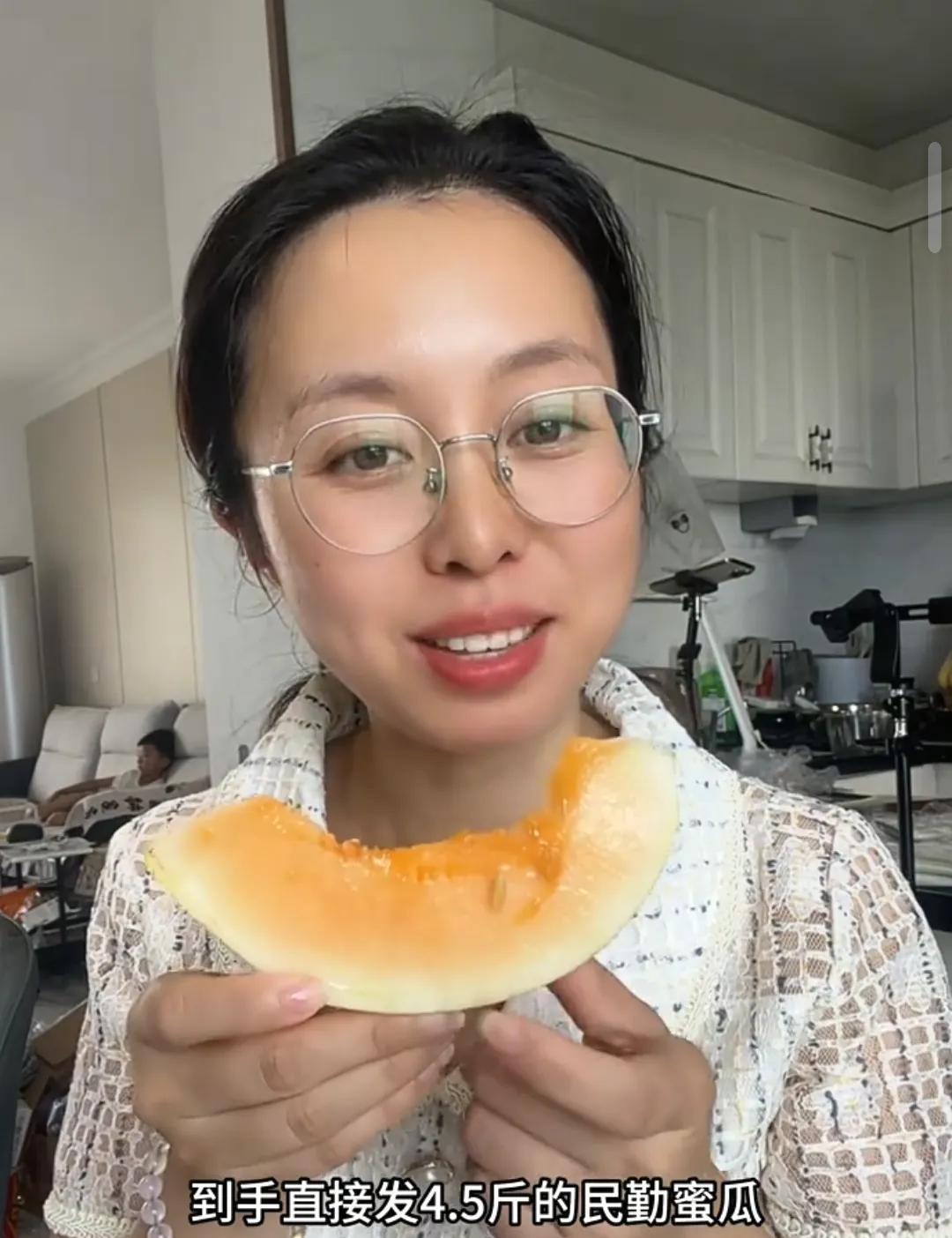 田静今天发视频卖民勤的蜜瓜！吃起来那叫一个香，馋的两个孩子跟着吃，田静嘴里