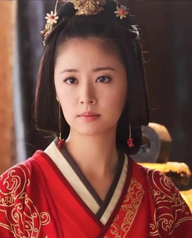 吕后为了监视封地的诸王，派一批宫女去往各国，窦姬在其中。窦氏出身清河郡观津，后