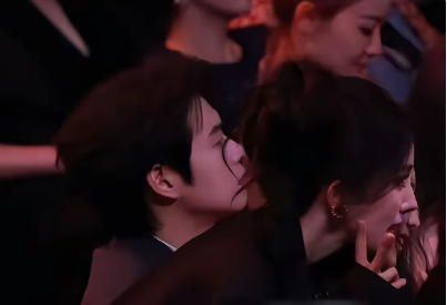 魏大勋这小子，现在可真成娱乐圈“选择题困难户”了！一边是秦岚，一边是杨幂，俩都是