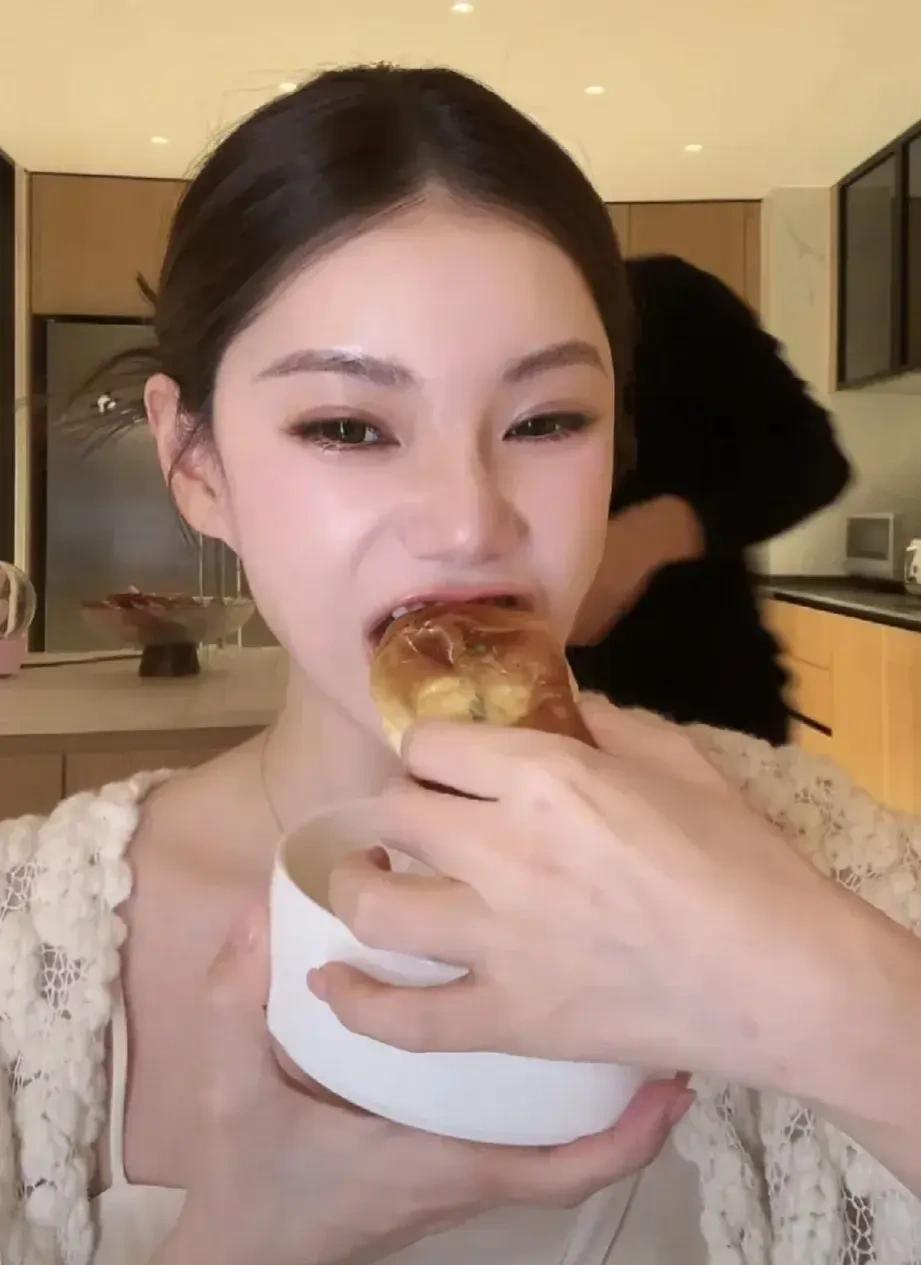 汪小菲除了宠女儿也会宠妻呀，马筱梅孕晚期总是觉得饿，汪小菲就主动给做好吃的。看马