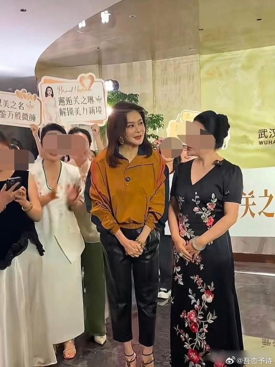 63岁的关之琳到武汉接商演，出场费就要55万。