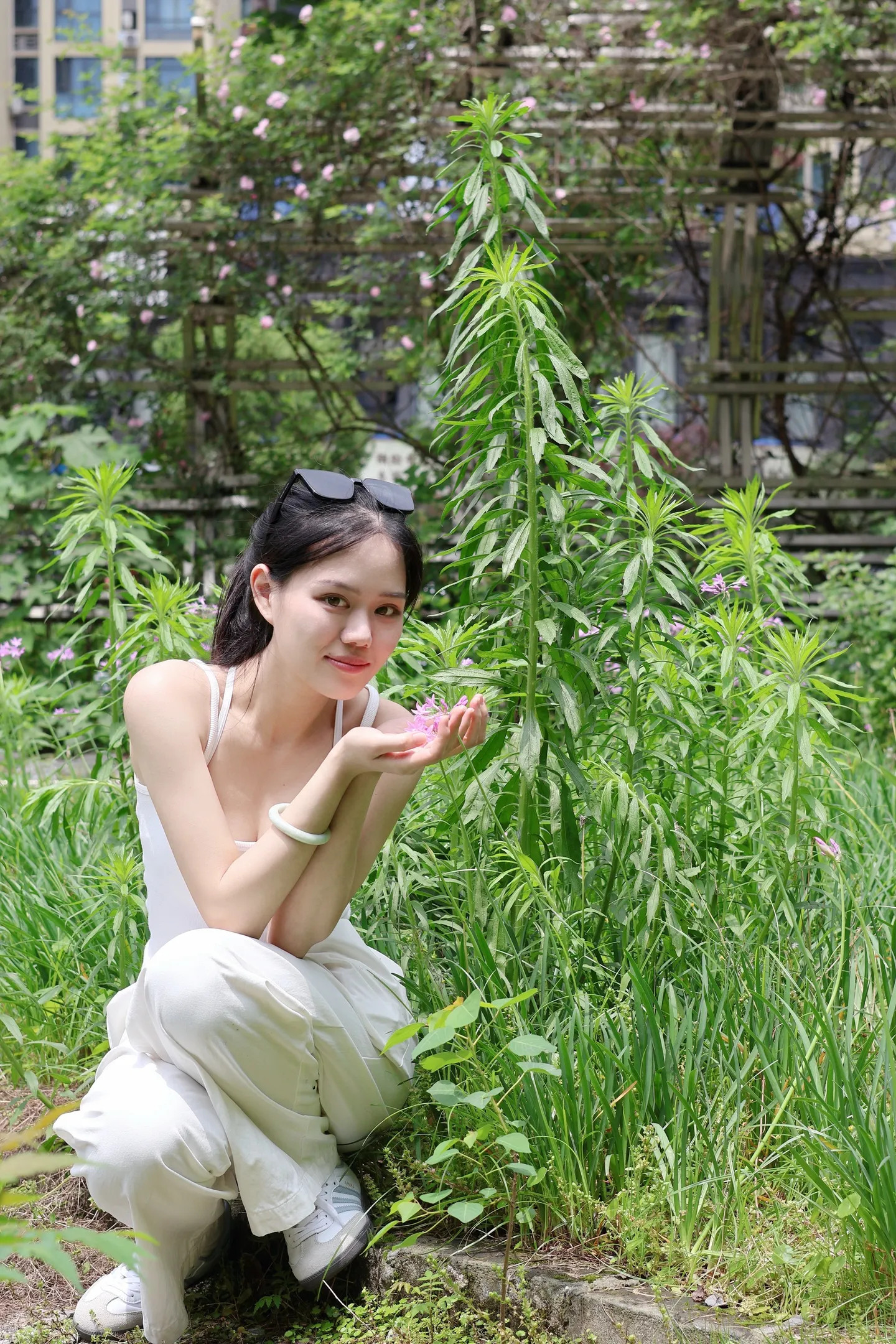  今日份OOTD已上线，是被阳光偏爱的一天呀。☀️