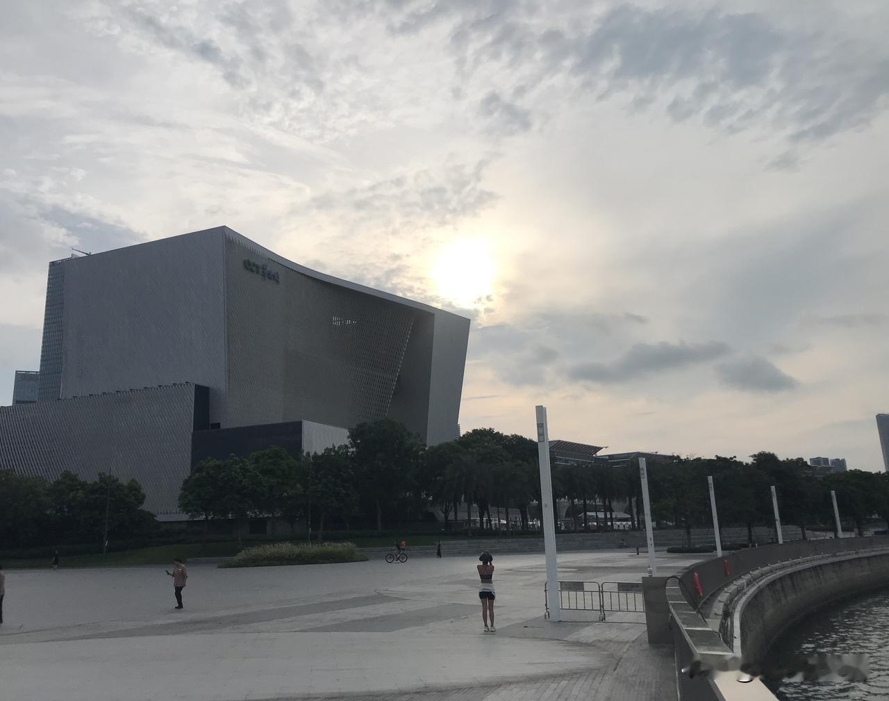 在深圳周六不上班的日子真好！不知道什么时候，一些中小公司把周六给拿走了，还把这天