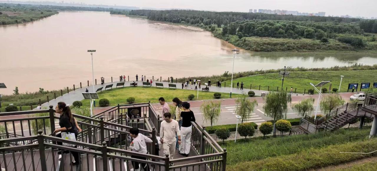 周末抽了一天跑了趟泾渭分明观景台，从西安城区过去才30公里，高速40分钟就到，完