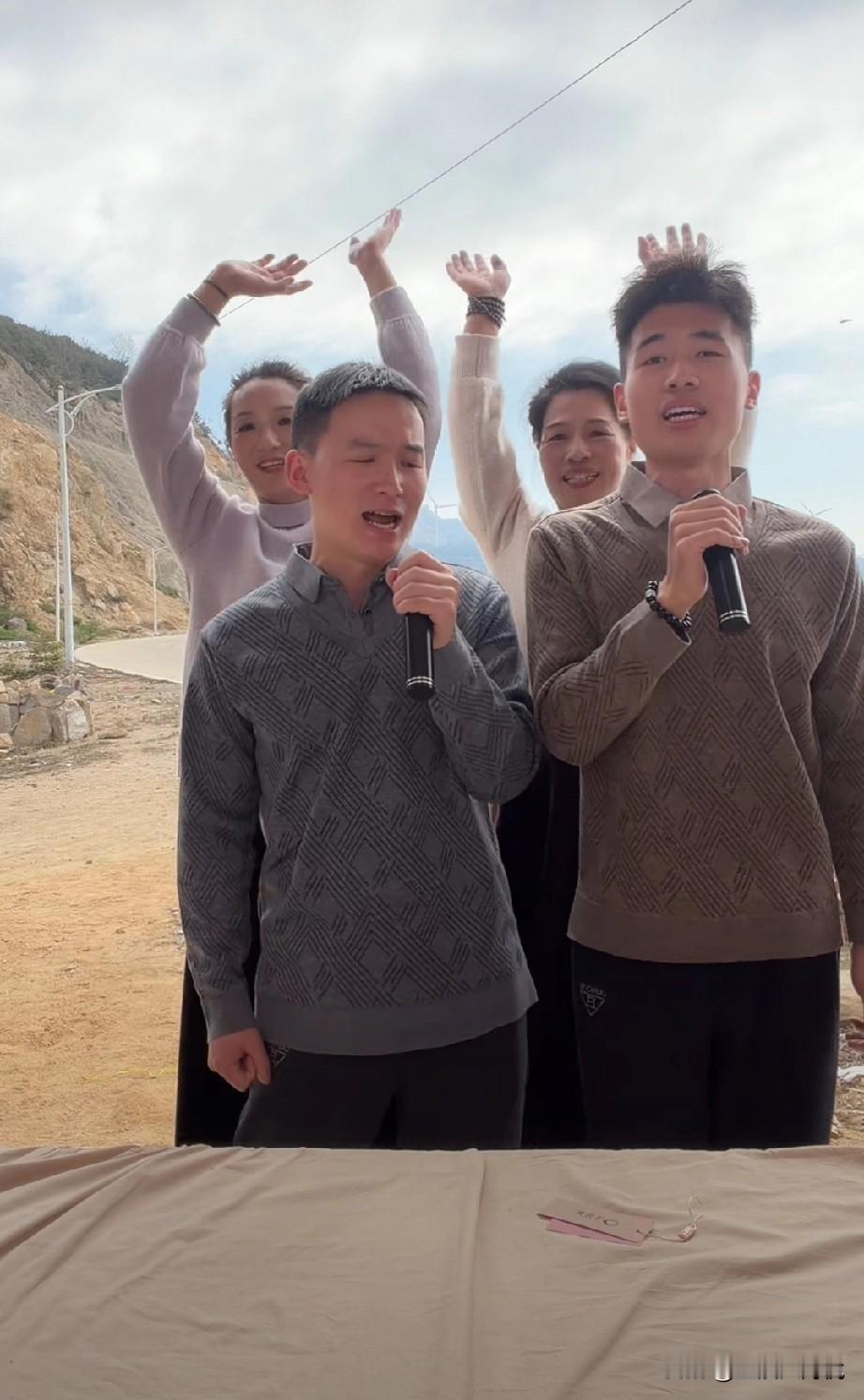 没想到谢浩男和海军在直播间里互动唱多幸运让直播间人气飙升到4万，刚开始刷到