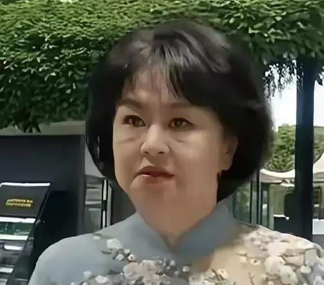 天呐，现在怎么老成这副模样？一脸横肉，一脸臃肿，胖的虎背熊腰当年她可是最有形