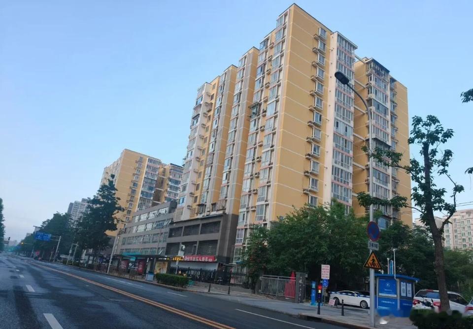 《股市早评》一、财经消息1、美股三大指数集体收涨，纳指涨超2%，光通信、存储