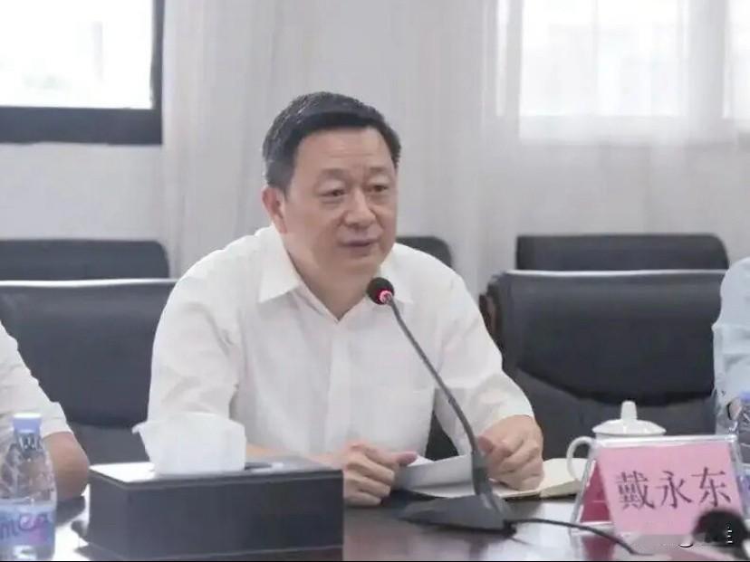 广东省珠海市第二中学的戴永东上了热搜！他有着中学政治高级教师职称，长期在珠海教育