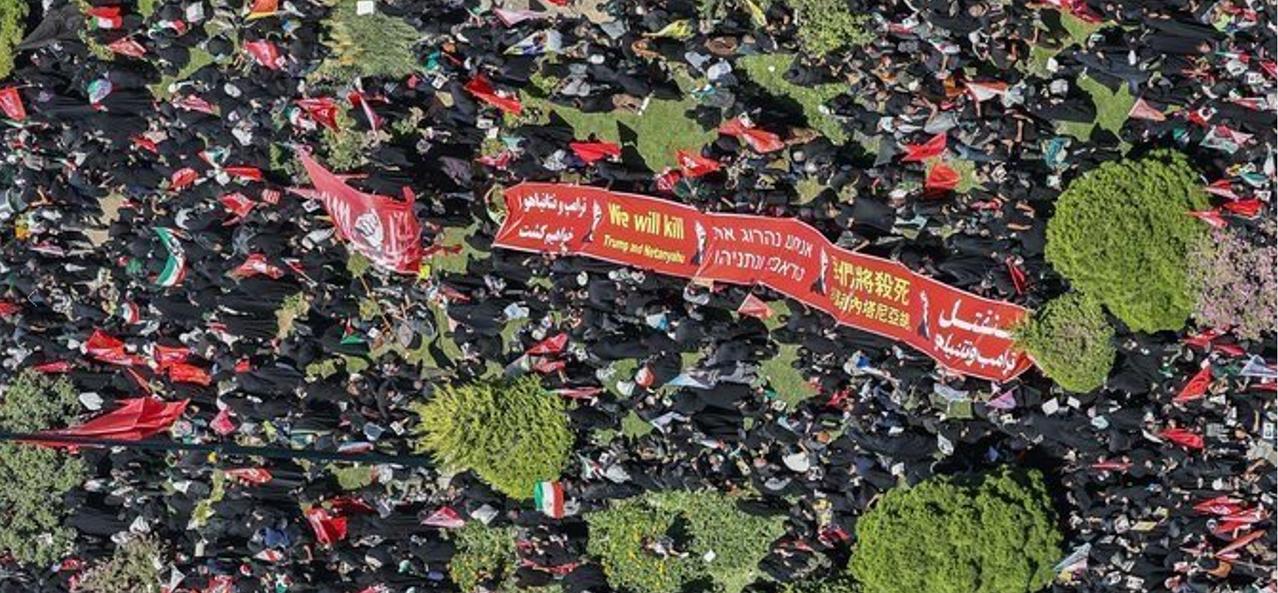 【哈梅内伊哀悼现场出现中文标语】哈梅内伊灵柩到达最后一站，伊朗东北部圣城马什哈德