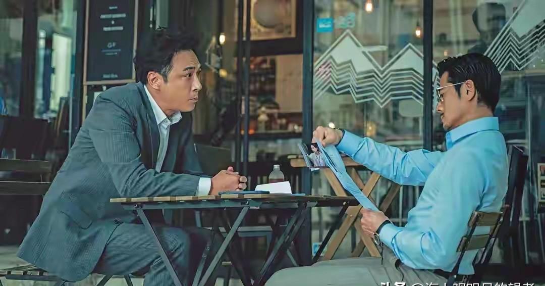 空荡荡的电影院里。就坐着零星几个人。屏幕上是星爷，屏幕外是叹息。首日23万