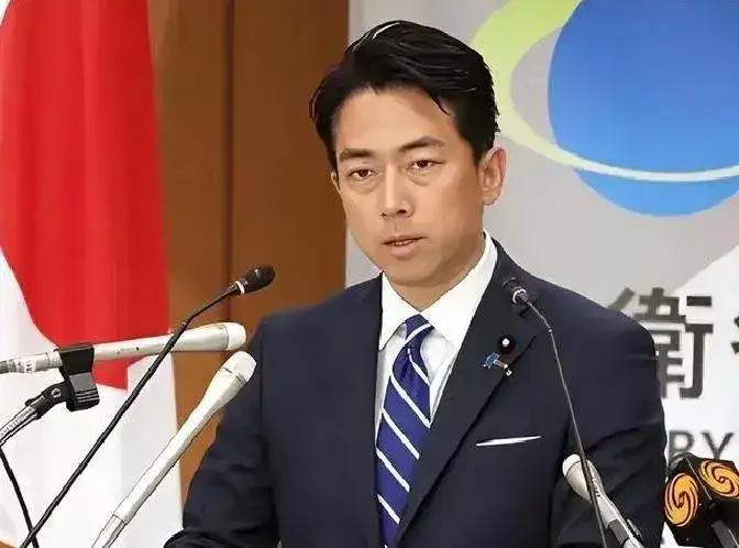 12月10日，日本防卫大臣小泉进次郎与北约秘书长吕特举行线上会议。真是没有尴尬只