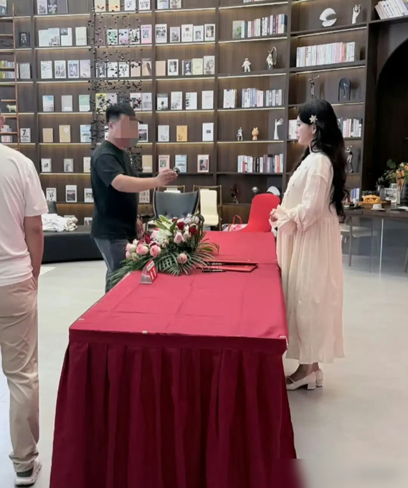 45岁金莎又双叒被拍到孕肚，老公孙丞潇全程托着腰，跟护国宝似的。结果她一上节目就摇头：真没怀，就是吃