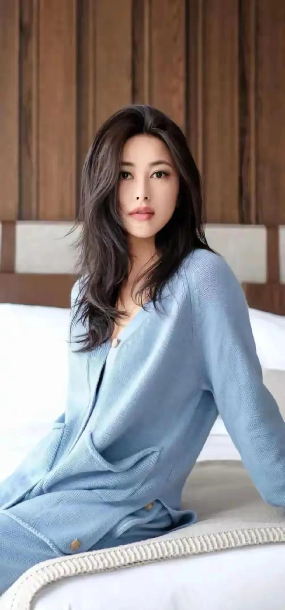 朱珠淡蓝针织衫太绝了💙朱珠这组氛围照美到犯规！淡蓝色针织套装软糯温柔，慵