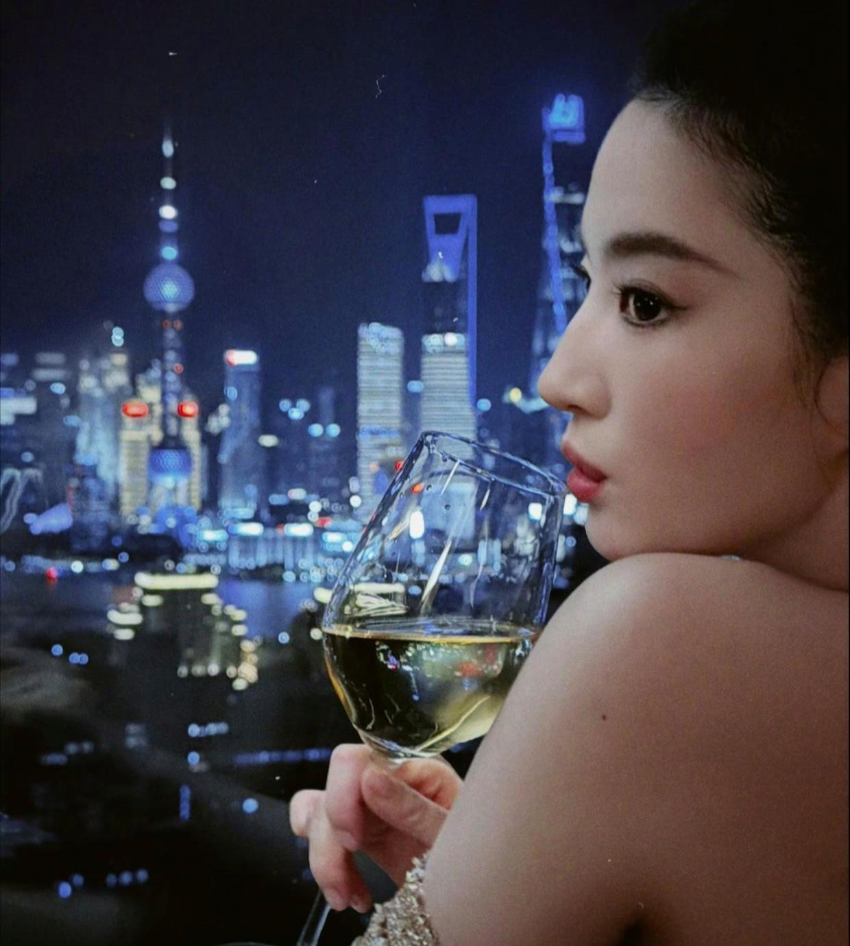 1.唐艺昕如今过着安逸的阔太生活，丈夫每月给她充裕的生活费，消费完全自由，她现在