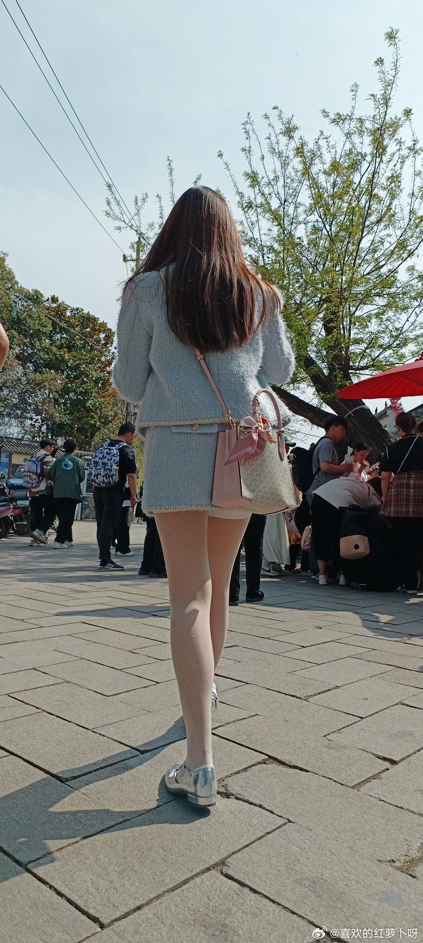 银亮平底鞋与肉色丝袜的搭配~