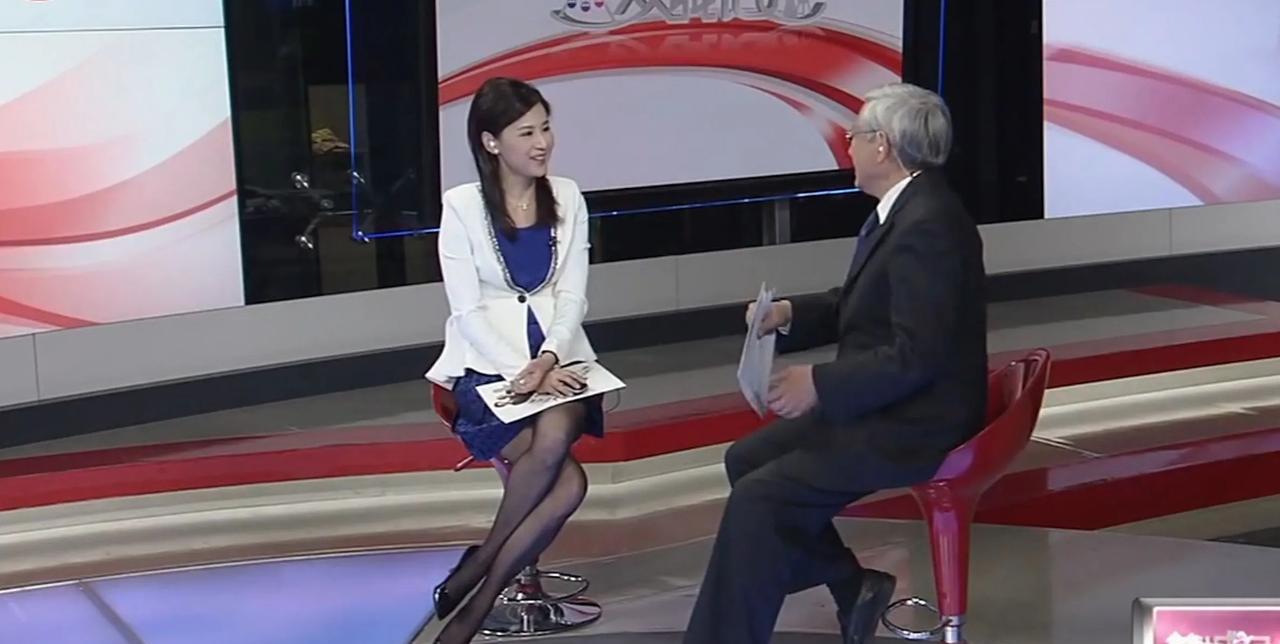 不愧是嫁给上海首富的美女主持人，穿上黑丝袜比超模、女星还性感漂亮，这大长腿真是又