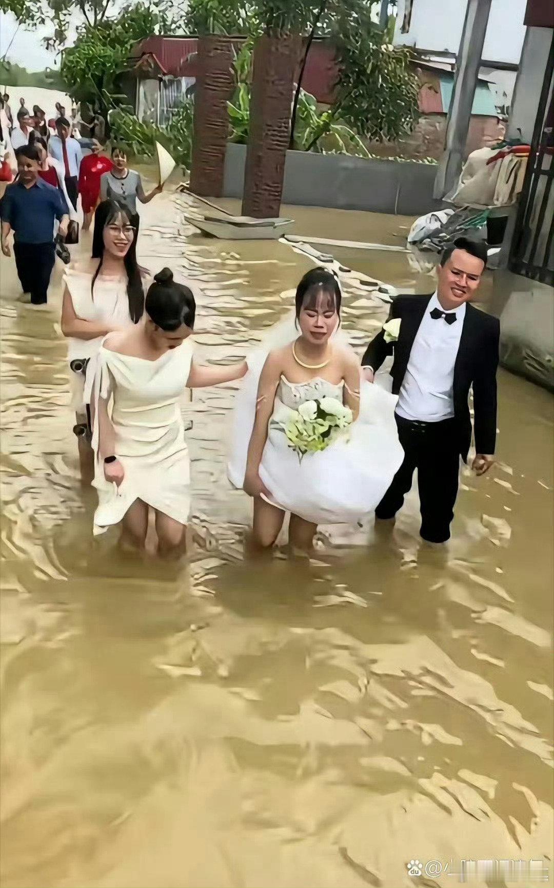 结婚一定要看天气啊新娘都要哭了​