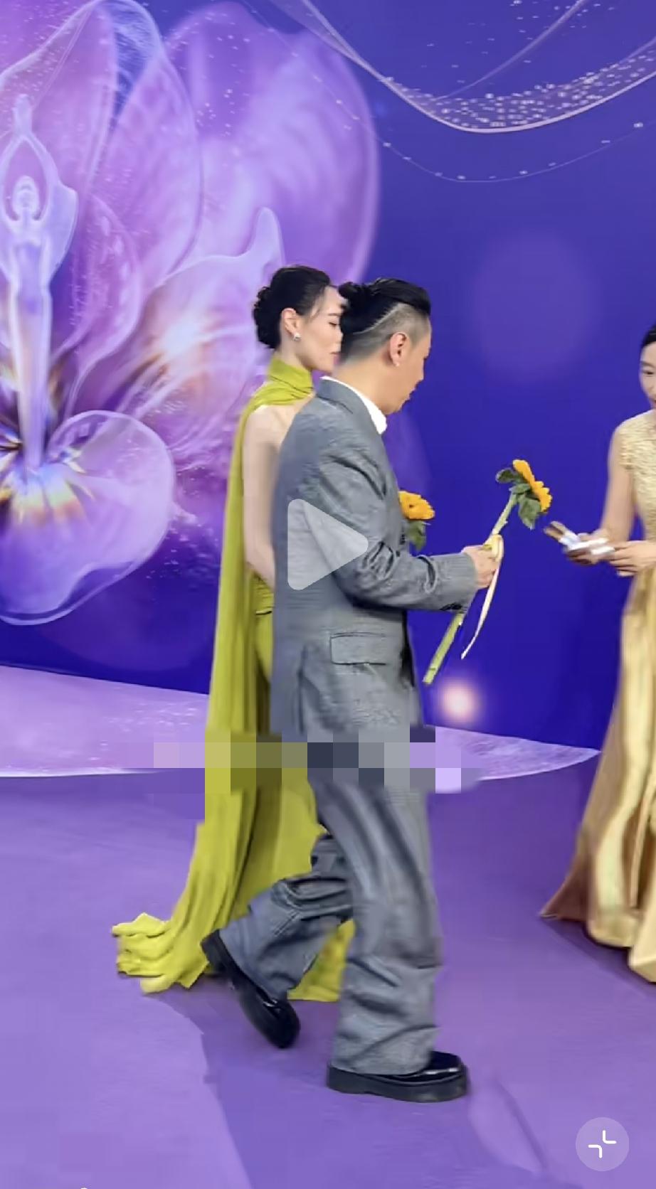 8月10日，梁洛施与新男友马浴柯参加百花奖，马浴柯真不容易，罕见穿8厘米的增高鞋