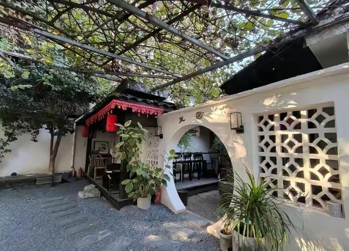 何晴的小院子真干净，清净雅致，古色古香的，曾经何晴在这院子里或喝茶赏景，悠然踱步