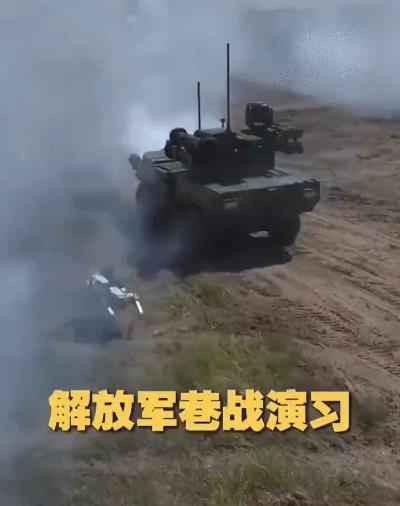 看完解放军的巷战演习，再看湾湾的蛙兵演习，简直就是小孩子过家家般的存在。