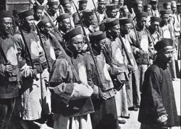 鸦片战争惨败割地赔款以后，清朝还能继续坚持70多年，是因为西方送来了两样关键的救