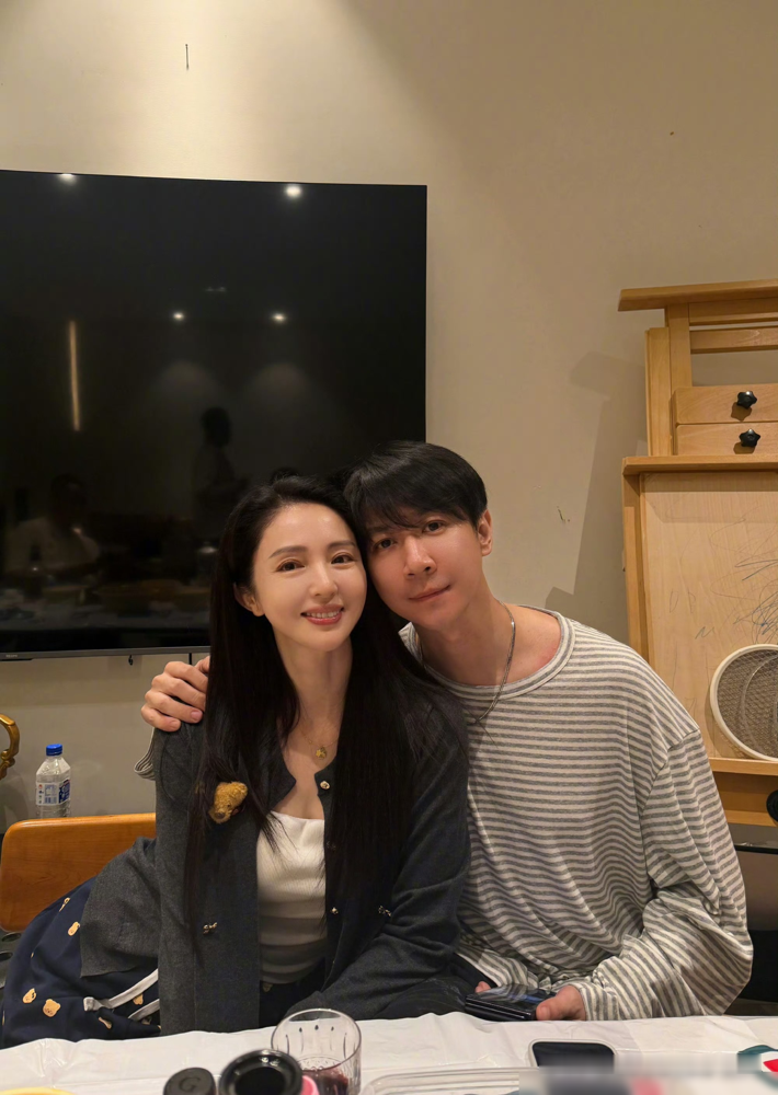 一家子出游，闺蜜团全到齐了。有网友在阿那亚偶遇董璇、张维伊，旁边坐着佟丽娅和高露，还有俩孩子。一桌人