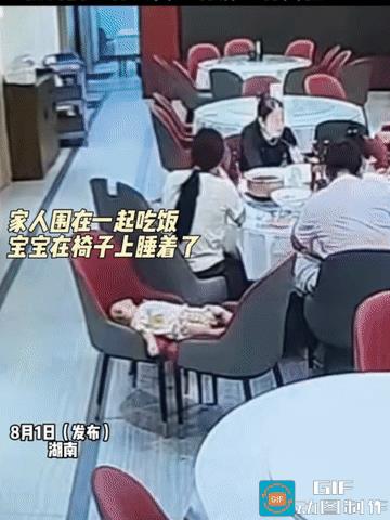 这就是骨子里的善良！湖南的一家饭店里，一群家长正在聚餐聊天，而孩子在一旁安静地睡