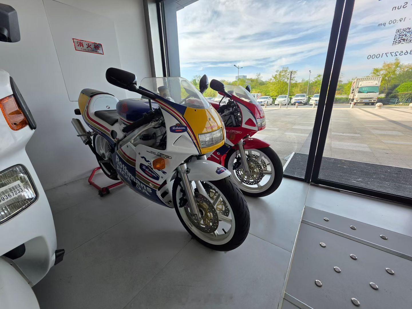 虽然车老了帅是真的帅还有人知道这是什么车？[大笑]​​​