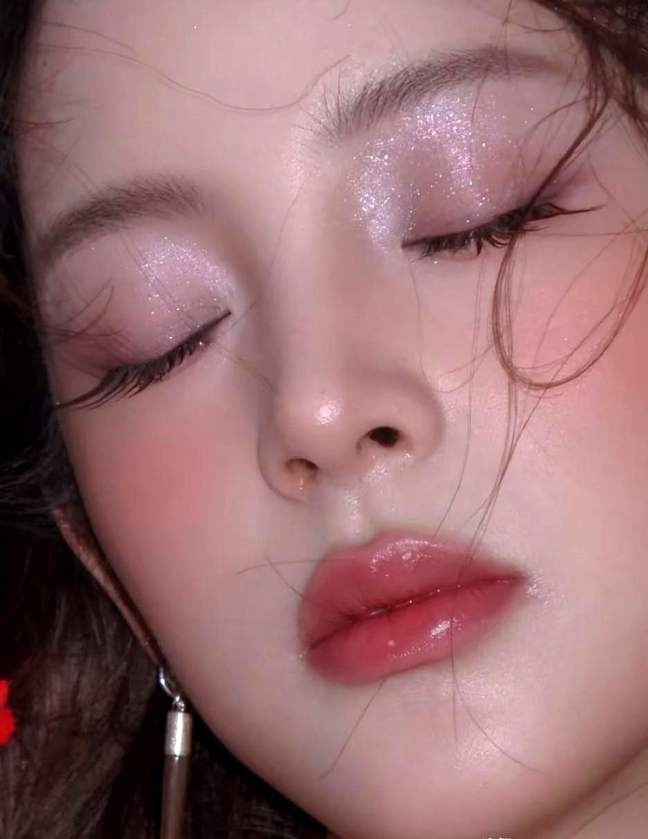 丢掉十级磨皮滤镜，欧阳娜娜这组微距怼脸照，硬是撕开了女星的假面。镜头直接贴到脸上，细闪眼影压着眼皮，