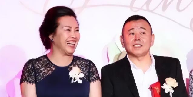 1996年，潘长江走红后，大摇大摆地跟妻子杨云提出离婚。杨云拍桌子怒怼：“当年医