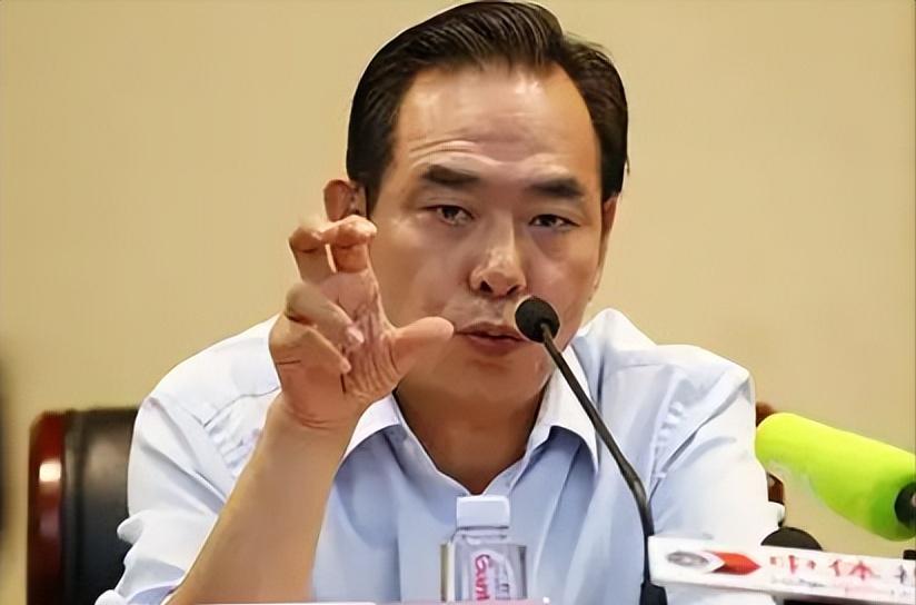 世界杯就像一面无情镜子，狠狠撕下了中国足球自欺欺人的遮羞布。放眼我国所有奥运竞技