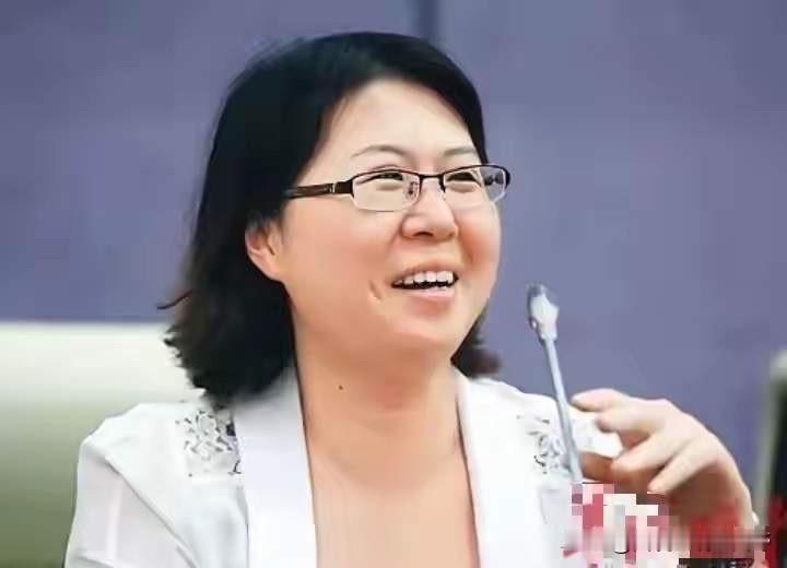 拔出萝卜带出泥？莫言没想到，贾浅浅翻车后，女儿管笑笑也被牵连贾浅浅这回是真栽