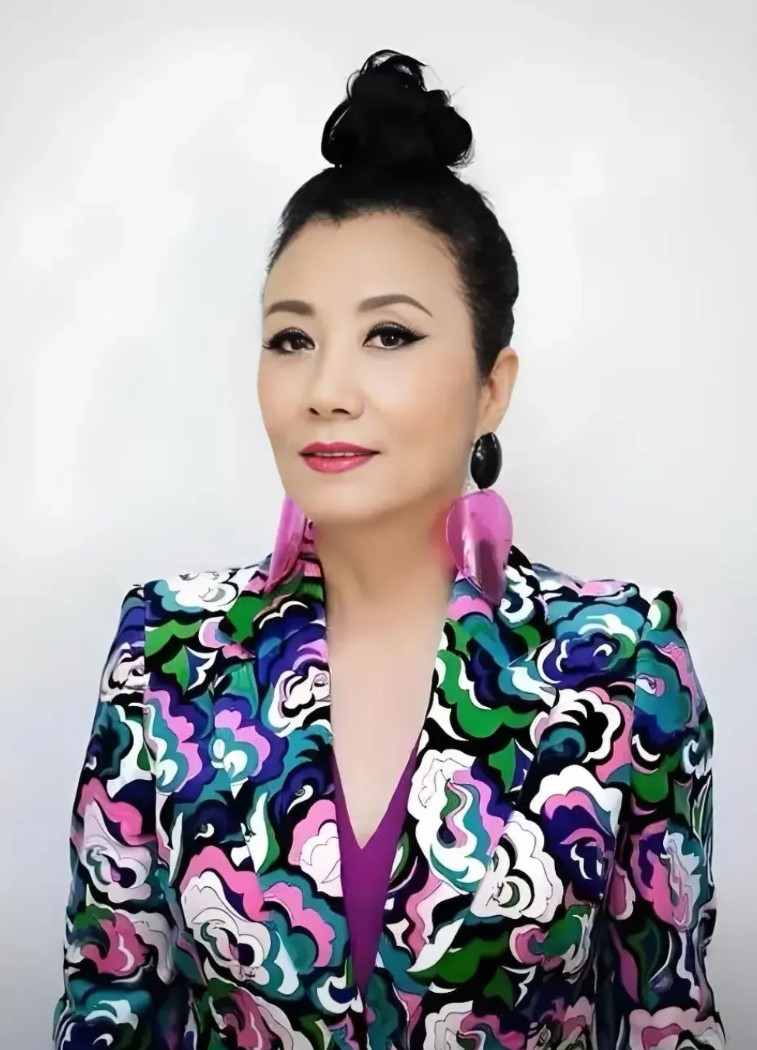 汪明荃的“AA爱情”，如今成了全港的笑柄。枕边人埋怨汪明荃不伸手资助把他