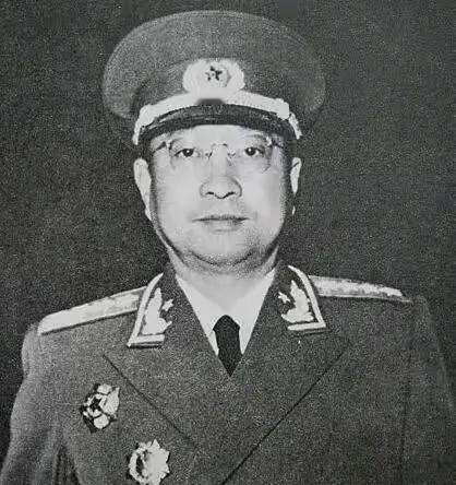 陈赓是黄埔一期，林彪是黄埔四期。南昌起义时陈赓是营长、林彪是连长。红军长征至陕北