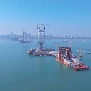 你见过“云端上班”的人吗？福建厦门的厦金大桥上，就有这么一群人——他们每天爬40