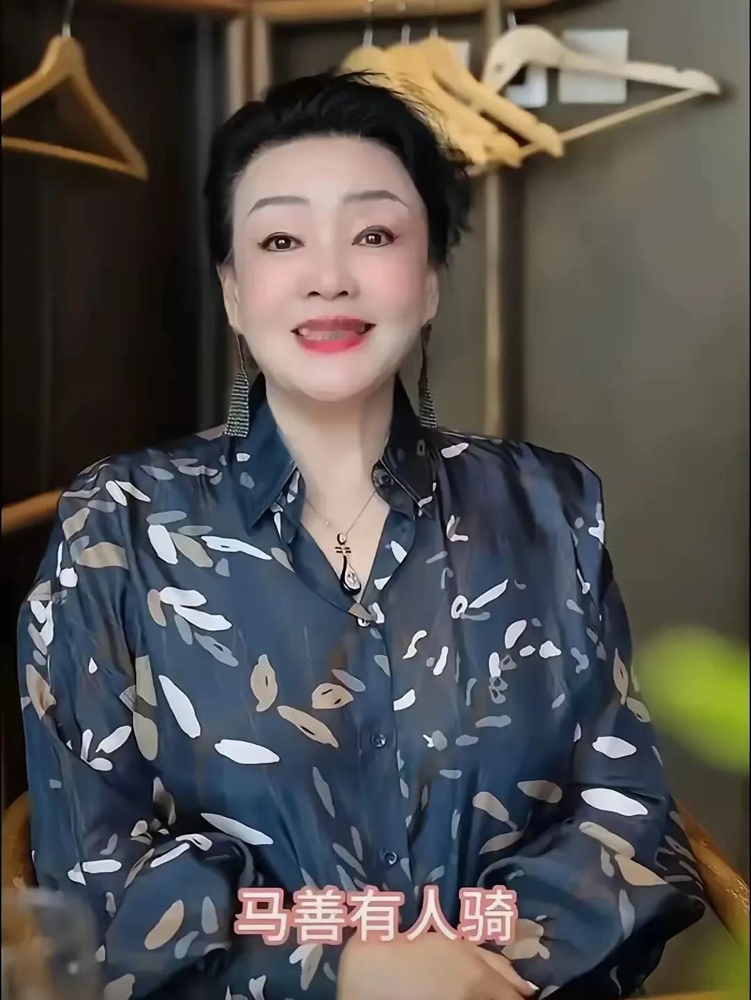 梅连发六遍相同的文案，哭诉思念女儿，求助于托梦。而张兰则迅速发布新视频，直言：“