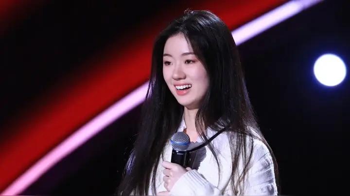 依纯这是怎么了，造型突破也太猛了吧，感觉这丫头纯属被常石磊带偏了？单依纯晒出最新