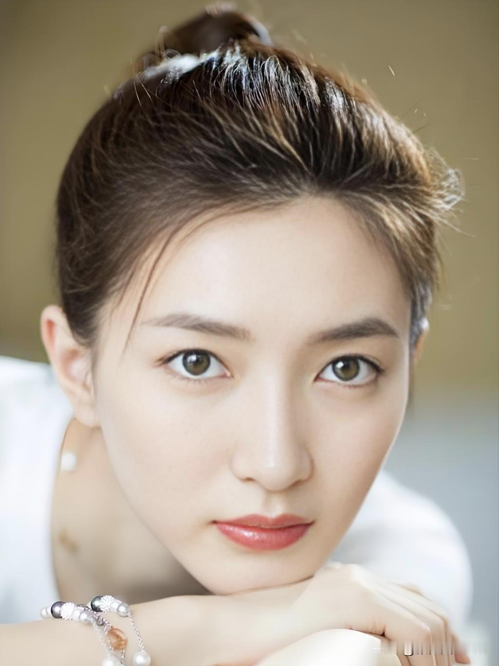 江疏影清冷明艳，从容笃定。她打破标签，以松弛姿态演绎百态人生。岁月沉淀出清醒魅力
