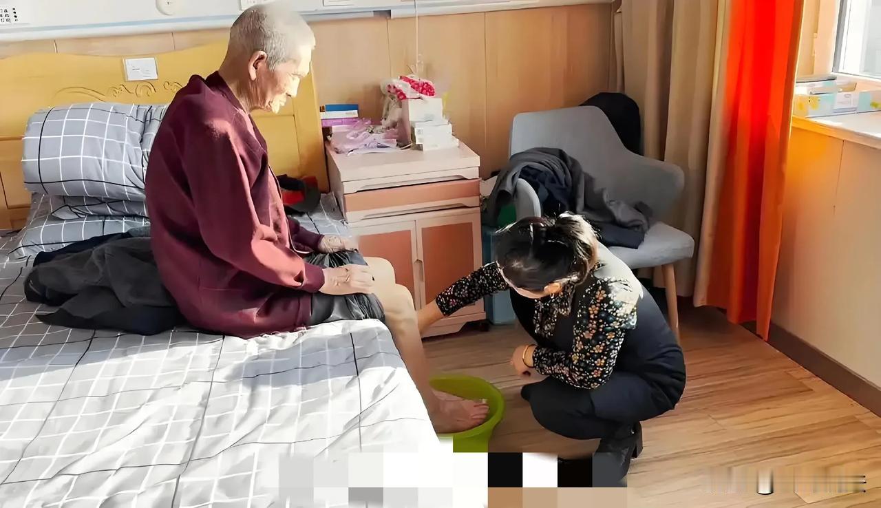 四川广安，一大爷儿子去世，留下2个孙子孙女，大爷的儿媳，不离不弃，一直照顾大爷的