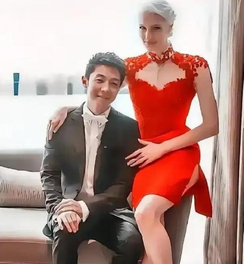 八年前，亿万豪门千金李白执意要嫁给撒贝宁，而与父亲决裂，八年后，李白终于明白，自