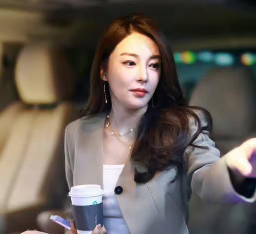 张雨绮，忍不了一点!张雨绮被负面缠身后，转而进入直播领域，谁知道因为直播时脾气