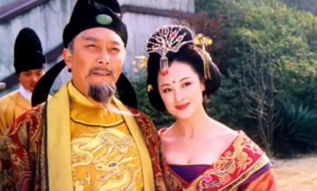 713年，太平公主被侄儿李隆基赐死，她对着李隆基求情道：“能不能看在我之前助你登