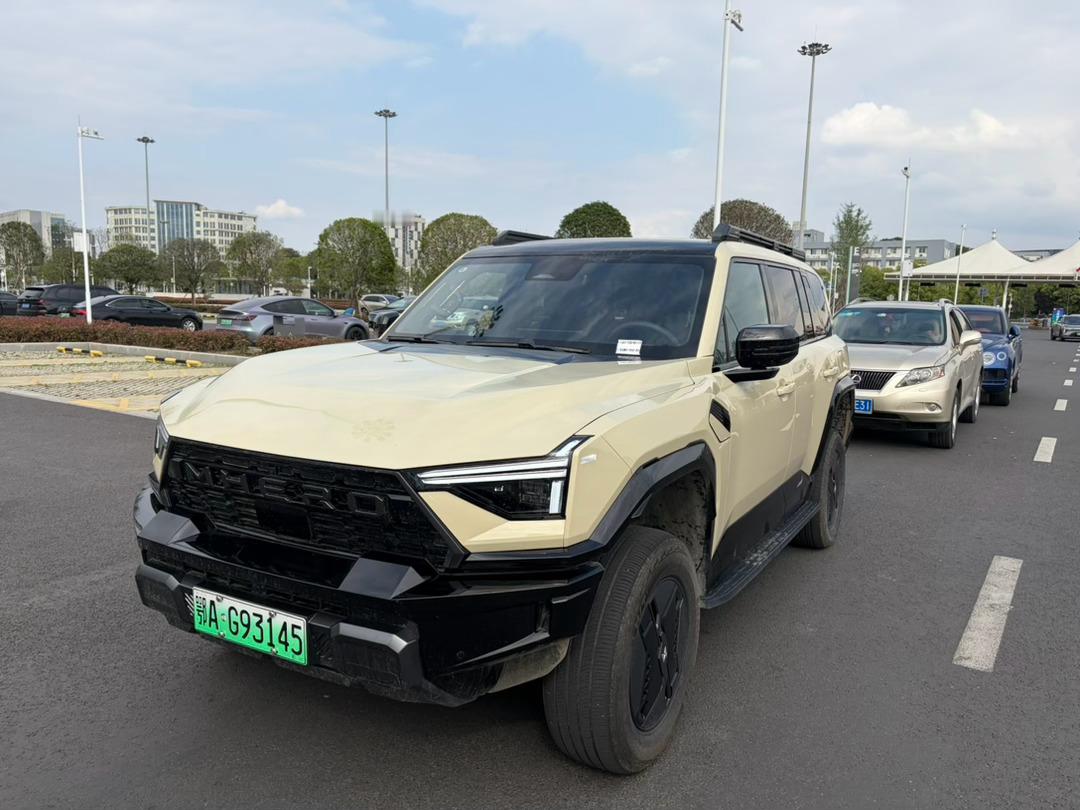 落地就租了个817，三天只要200块（携程黑钻）居然还是鄂A猛士老家牌照。听说这