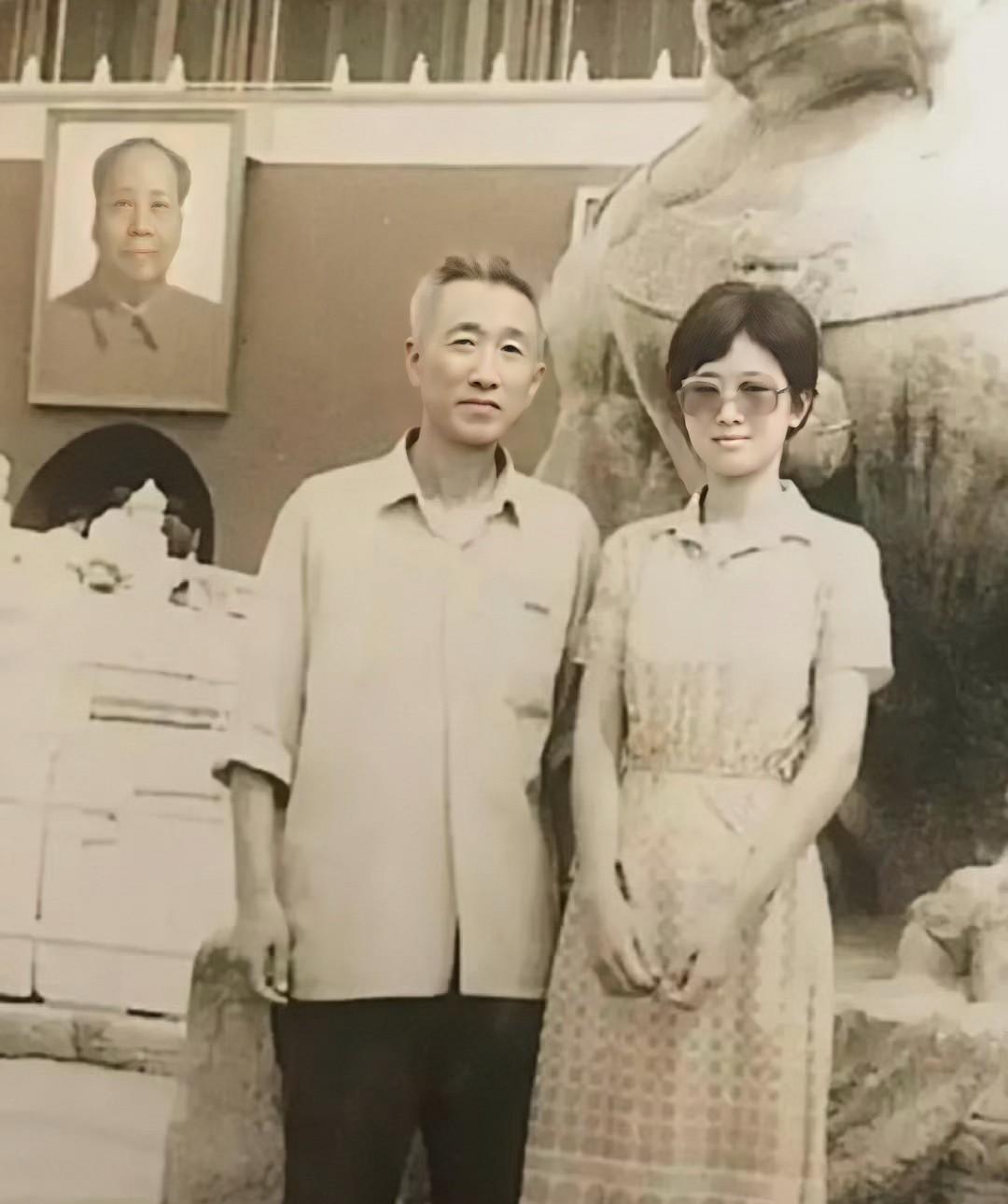 1981年，16岁的巩俐和父亲巩力泽在天安门前的合影照片，彼时的巩俐在济南二中读