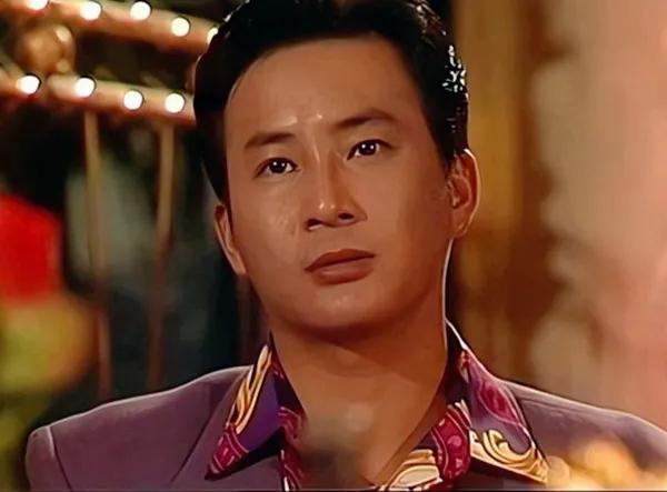 还记得这位香港男星吗？被爆已转行开出租车了他的名字叫宗扬，年轻时长得一脸正气，