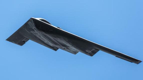 美国B-2轰炸机是中国克星？说白了，现在全球最顶尖的轰炸机，一个是俄罗斯的“白天