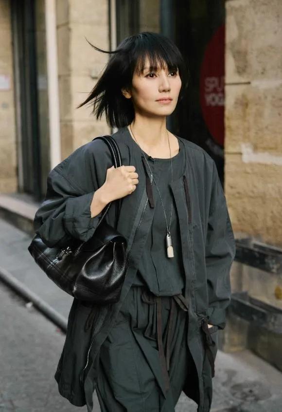 被袁泉的松弛感美到骨子里了！✨48岁的“袁泉”真的太会穿！一身炭灰色宽松外套搭